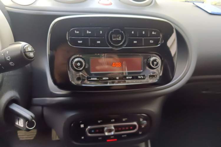Used smart forfour 2016 1.0L 52 kW Dynamic Edition Audio And AC Panel