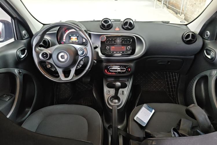 Used smart forfour 2016 1.0L 52 kW Passion Edition Center Console