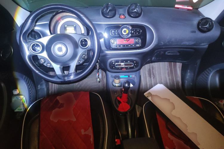 Used smart forfour 2016 1.0L 52 kW Passion Edition Center Console