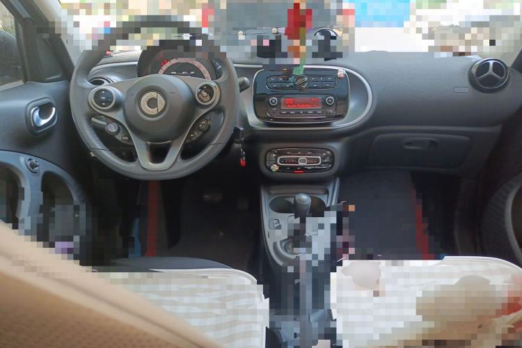 Used smart forfour 2016 1.0L 52 kW Passion Edition Center Console