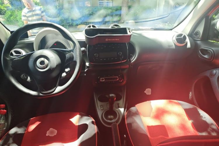 Used smart forfour 2016 1.0L 52 kW Dynamic Edition Center Console