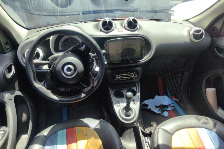 Used smart forfour 2016 1.0L 52 kW Dynamic Edition Center Console