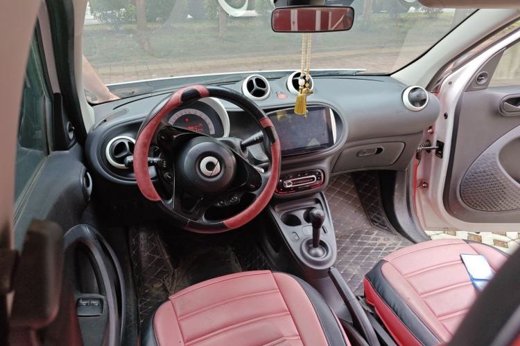 Used smart forfour 2016 1.0L 52 kW Dynamic Edition Center Console