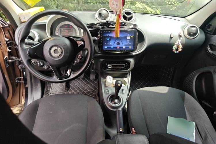 Used smart forfour 2016 1.0L 52 kW Dynamic Edition Center Console