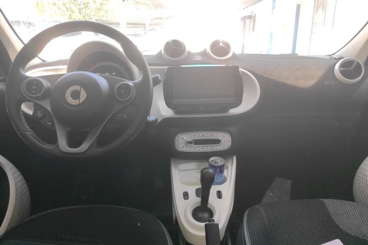 Used smart forfour 2016 1.0L 52 kW Passion Edition Center Console
