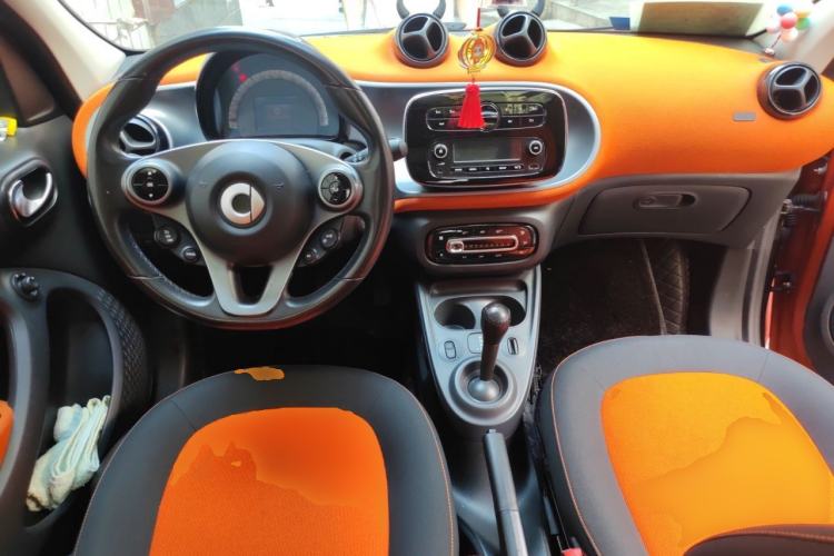 Used smart forfour 2016 1.0L 52 kW Passion Edition Center Console