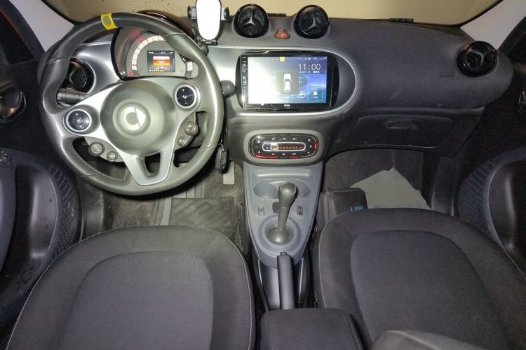 Used smart forfour 2016 1.0L 52 kW Passion Edition Center Console