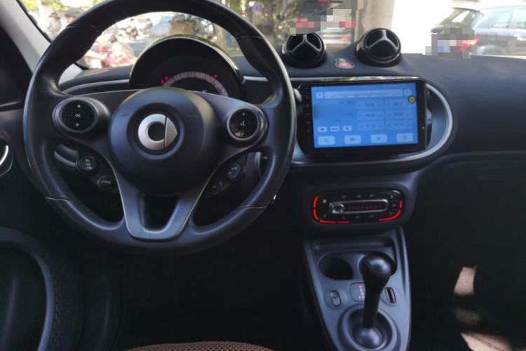 Used smart forfour 2016 1.0L 52 kW Passion Edition Center Console