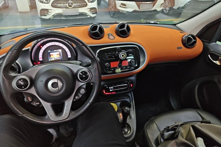 Used smart forfour 2016 1.0L 52 kW Passion Edition Center Console