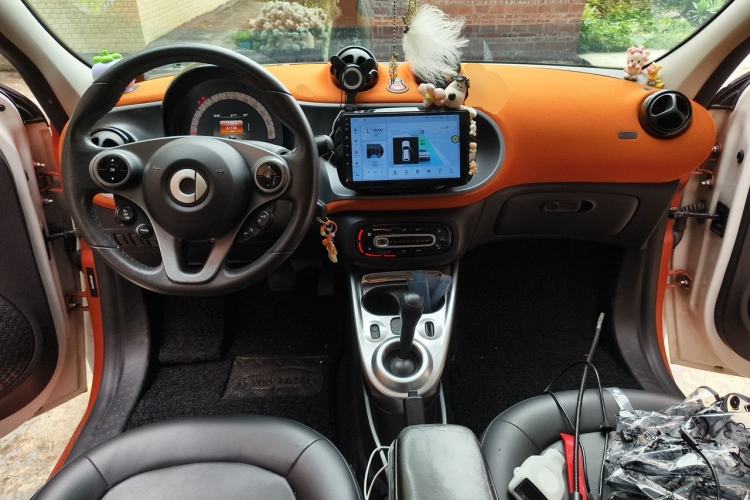 Used smart forfour 2016 1.0L 52 kW Passion Edition Center Console