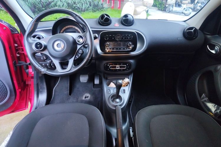 Used smart forfour 2016 1.0L 52 kW Passion Edition Center Console