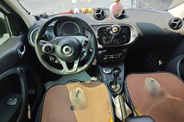 Used smart forfour 2016 1.0L 52 kW Passion Edition Center Console