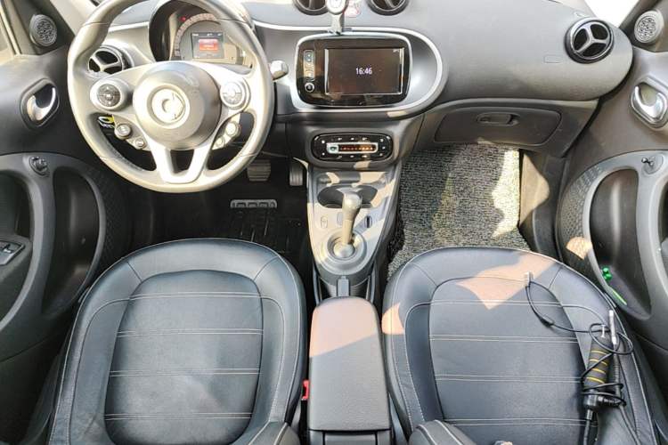 Used smart forfour 2016 0.9T 66 kW Pioneer Edition Center Console