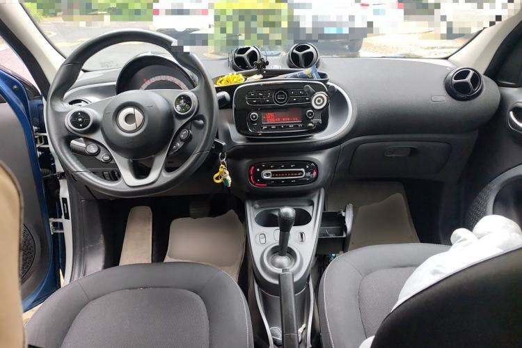 Used smart forfour 2016 1.0L 52 kW Passion Edition Center Console