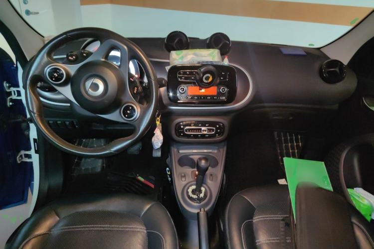 Used smart forfour 2016 1.0L 52 kW Passion Edition Center Console