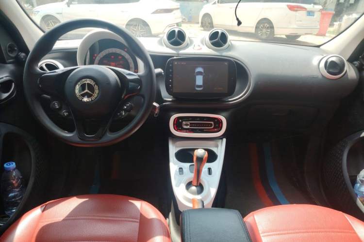 Used smart forfour 2016 1.0L 52 kW Dynamic Edition Center Console