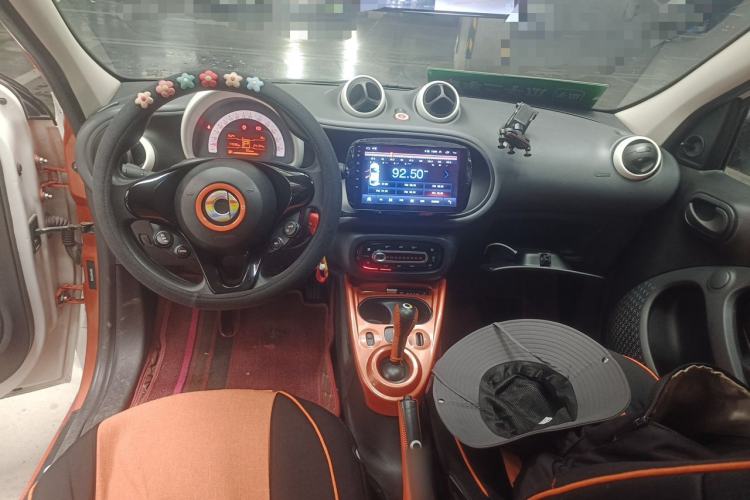 Used smart forfour 2016 1.0L 52 kW Dynamic Edition Center Console