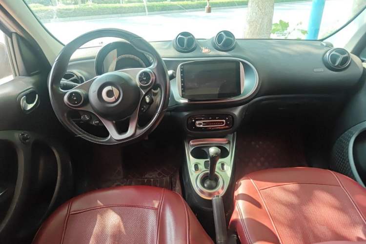 Used smart forfour 2016 1.0L 52 kW Passion Edition Center Console