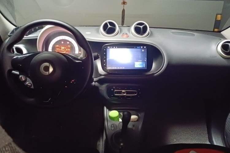 Used smart forfour 2016 1.0L 52 kW Dynamic Edition Center Console