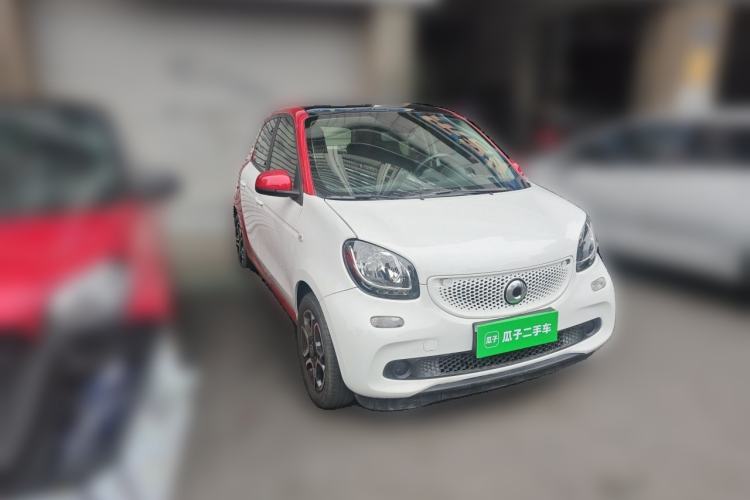 Used smart forfour 2016 0.9T 66 kW Pioneer Edition Front Right 45 Deg