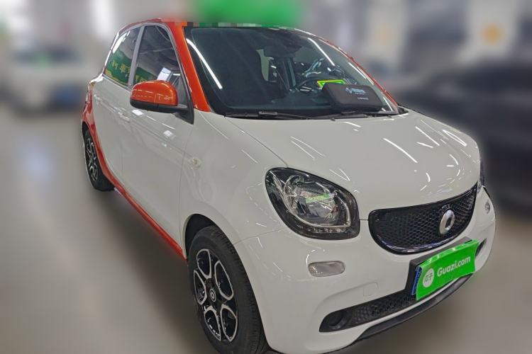Used smart forfour 2016 0.9T 66 kW Pioneer Edition Front Right 45 Deg