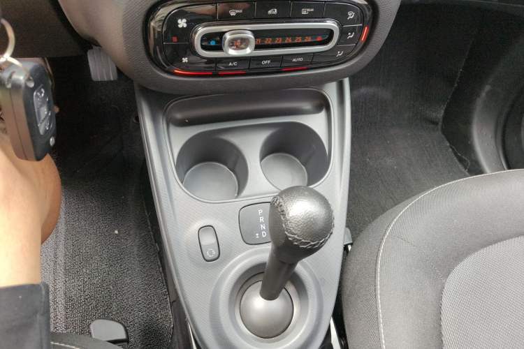 Used smart forfour 2016 1.0L 52 kW Passion Edition Gear Lever