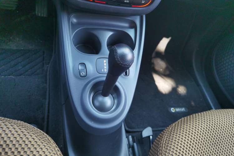 Used smart forfour 2016 1.0L 52 kW Passion Edition Gear Lever