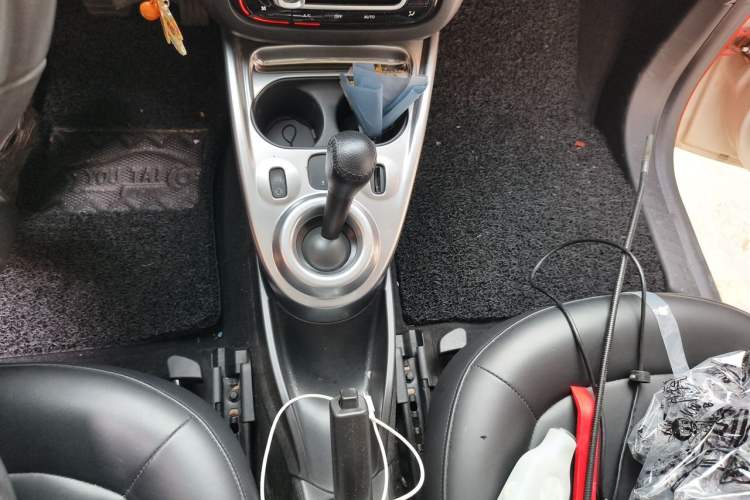 Used smart forfour 2016 1.0L 52 kW Passion Edition Gear Lever