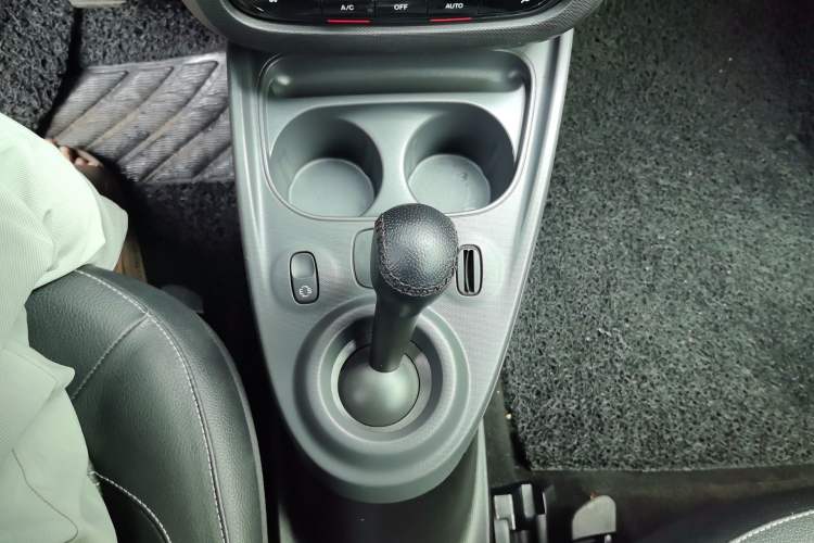 Used smart forfour 2016 0.9T 66 kW Pioneer Edition Gear Lever