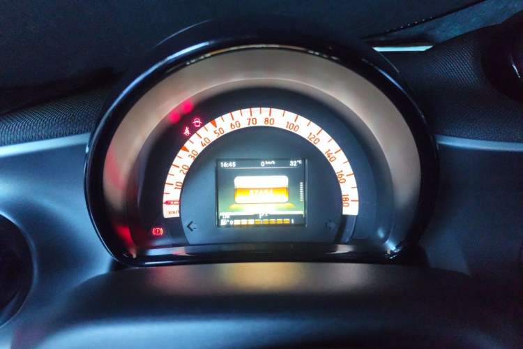 Used smart forfour 2016 1.0L 52 kW Passion Edition Instrument Cluster