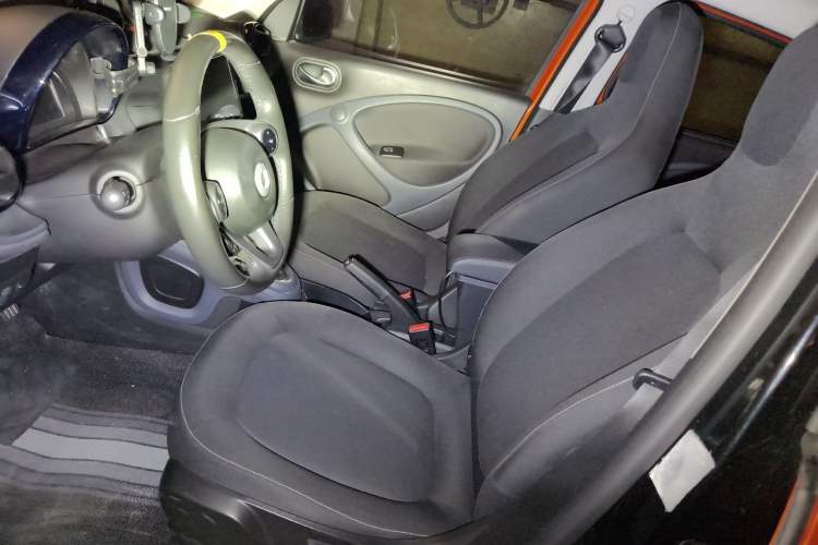 Used smart forfour 2016 1.0L 52 kW Passion Edition Left Front Seat