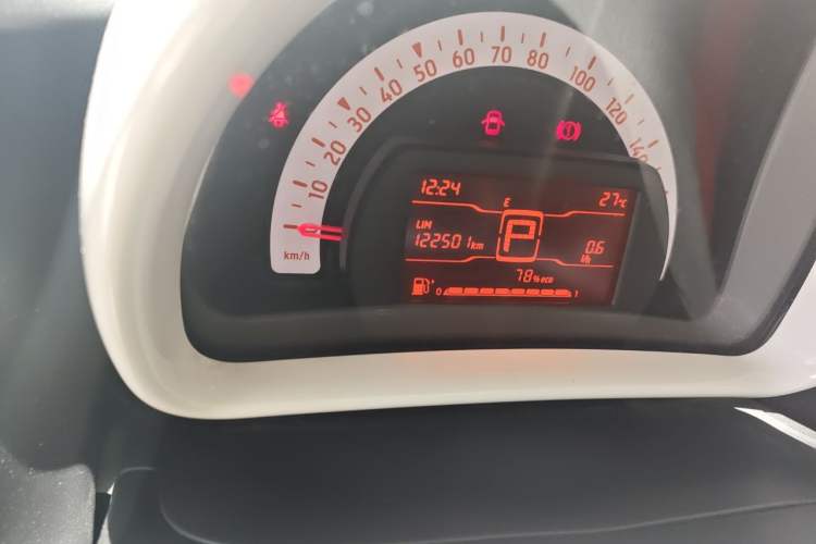 Used smart forfour 2016 1.0L 52 kW Dynamic Edition Odometer Close Up