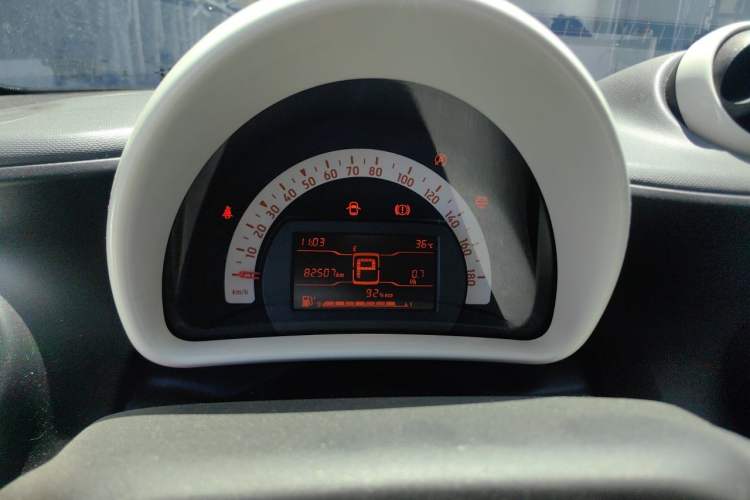 Used smart forfour 2016 1.0L 52 kW Dynamic Edition Odometer Close Up