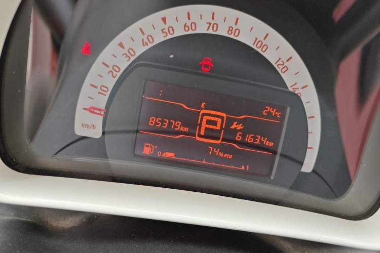 Used smart forfour 2016 1.0L 52 kW Dynamic Edition Odometer Close Up