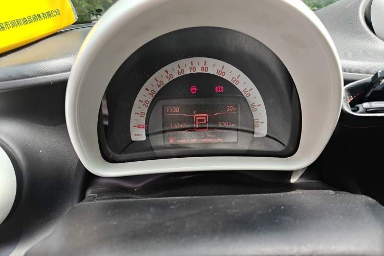 Used smart forfour 2016 1.0L 52 kW Dynamic Edition Odometer Close Up