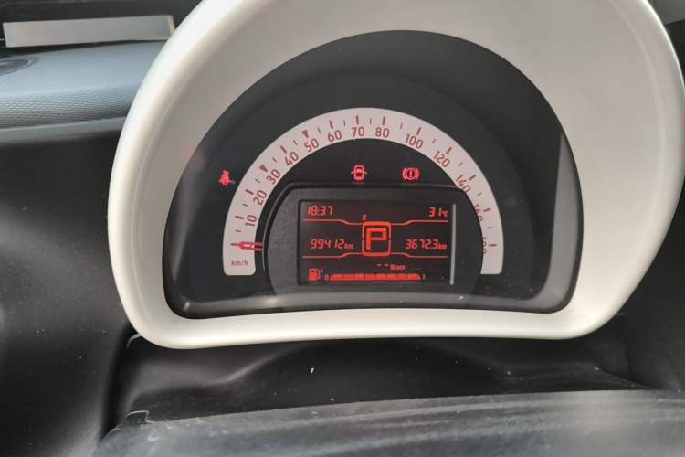 Used smart forfour 2016 1.0L 52 kW Dynamic Edition Odometer Close Up