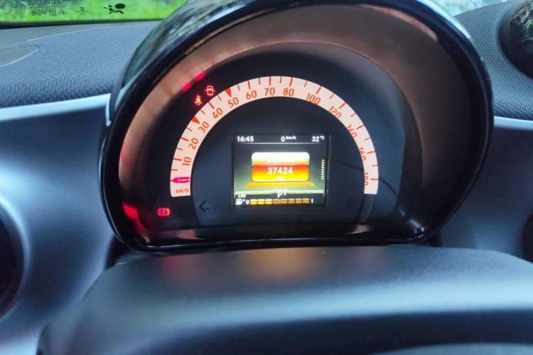 Used smart forfour 2016 1.0L 52 kW Passion Edition Odometer Close Up