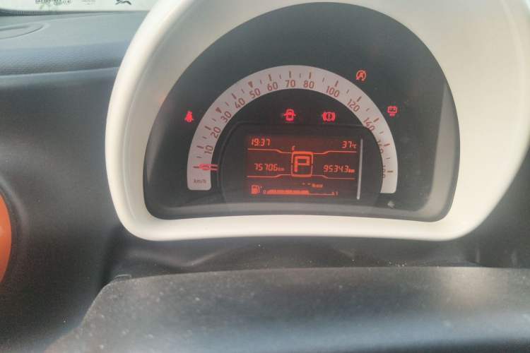 Used smart forfour 2016 1.0L 52 kW Dynamic Edition Odometer Close Up