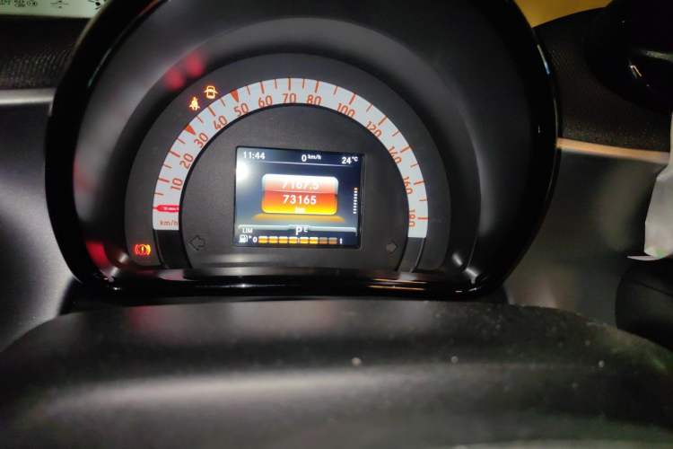Used smart forfour 2016 1.0L 52 kW Passion Edition Odometer Close Up