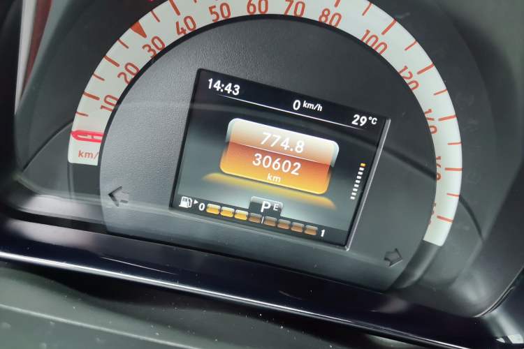 Used smart forfour 2016 0.9T 66 kW Pioneer Edition Odometer Close Up