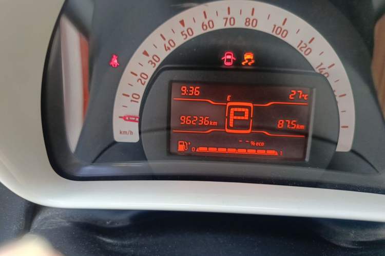 Used smart forfour 2016 1.0L 52 kW Dynamic Edition Odometer Close Up