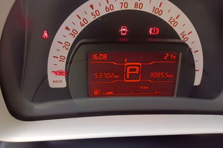 Used smart forfour 2016 1.0L 52 kW Dynamic Edition Odometer Close Up