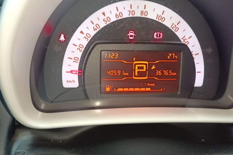 Used smart forfour 2016 1.0L 52 kW Dynamic Edition Odometer Close Up