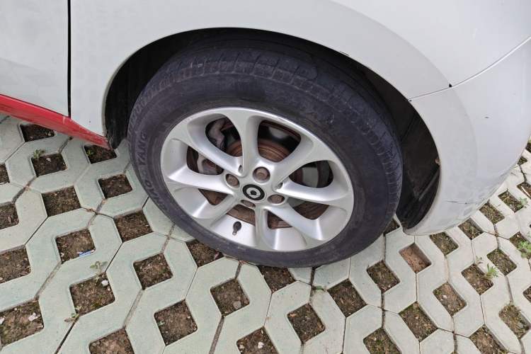 Used smart forfour 2016 1.0L 52 kW Dynamic Edition Right Front Wheel Hub