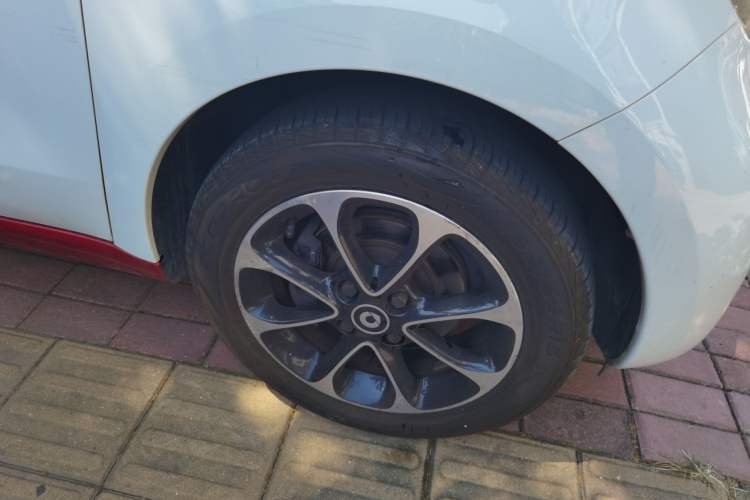 Used smart forfour 2016 1.0L 52 kW Passion Edition Right Front Wheel Hub