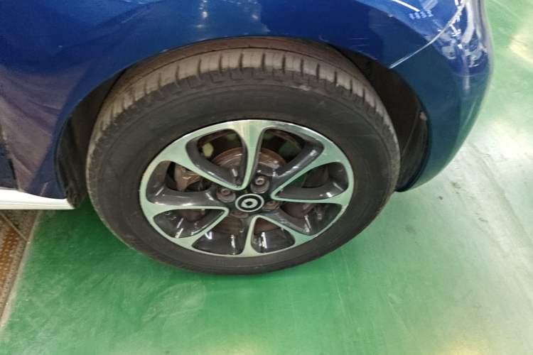 Used smart forfour 2016 1.0L 52 kW Passion Edition Right Front Wheel Hub