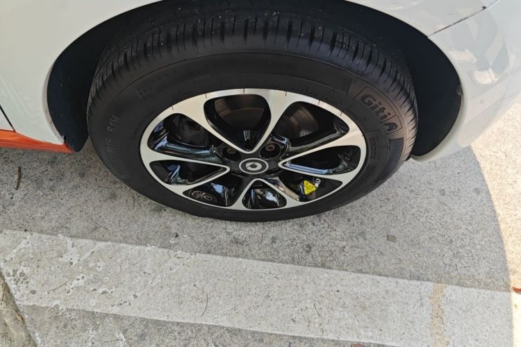 Used smart forfour 2016 1.0L 52 kW Passion Edition Right Front Wheel Hub