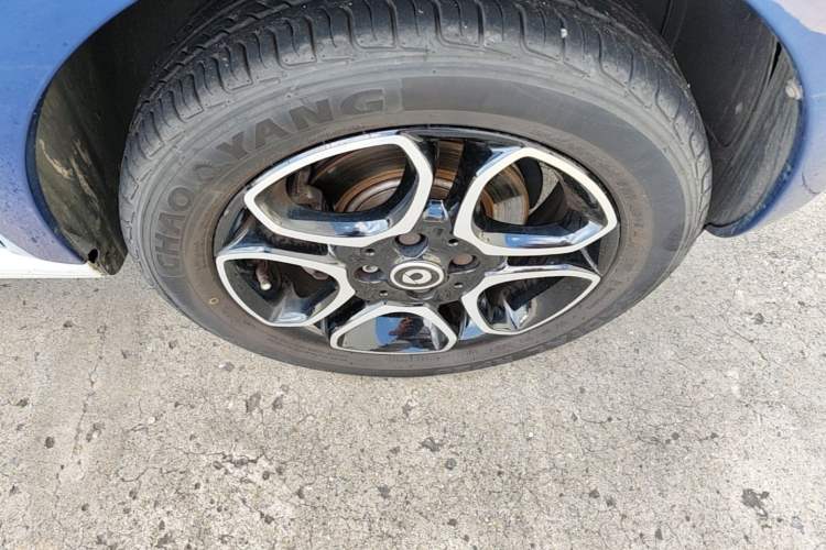 Used smart forfour 2016 0.9T 66 kW Pioneer Edition Right Front Wheel Hub