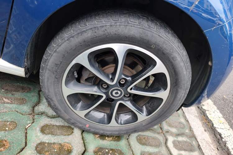 Used smart forfour 2016 1.0L 52 kW Passion Edition Right Front Wheel Hub