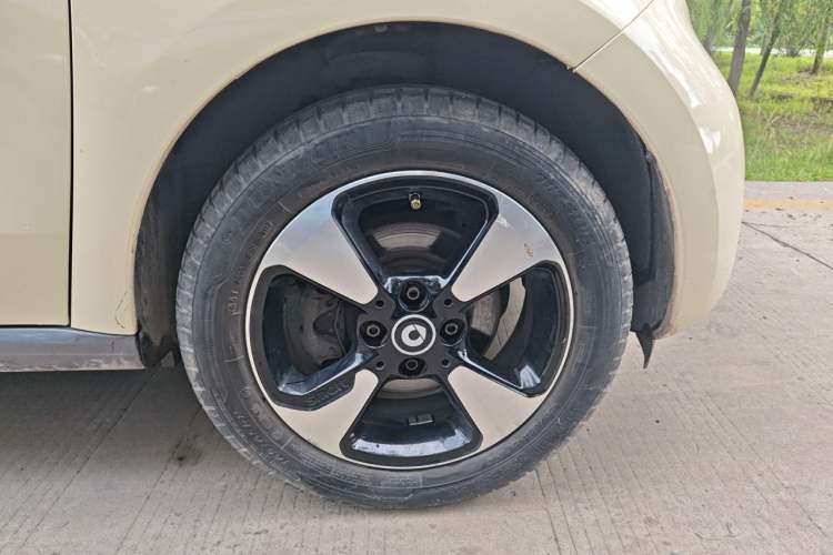 Used smart forfour 2016 1.0L 52 kW Passion Edition Right Front Wheel Hub